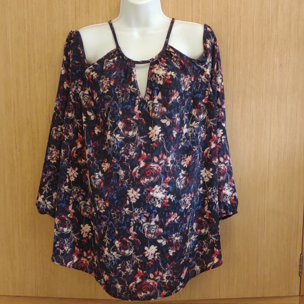 +SZ NWOT Torrid SZ 2(2X) LS BLK Floral Cold Shoulder Top